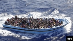Понад 900 нелегальних мігрантів, врятованих італійськими моряками у Середземному морі, вересень 2014 року
