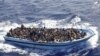 Нелегальныя мігранты, уратаваныя італьянскім вайсковым суднам «Fregata Euro» у Міжземным моры 12 верасьня 2014 году