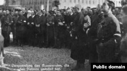 Проголошений гетьманом генерал Павло Скоропадський (в центрі у чорній черкесці) серед своїх прихильників на урочистому молебні на Софійській площі. 29 квітня 1918 року