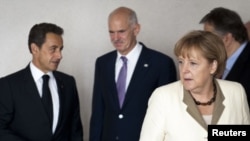Участники встречи. Справа налево: канцлер Германии Ангела Меркель, премьер-министр Греции Георгий Папандреу, президент Франции Николя Саркози. Брюссель, 21 июля 2011 года.