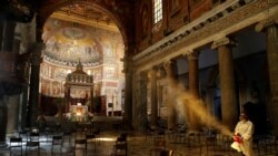 Dezinfekcija jedne od crkava u Rimu, 11. maj 2020.