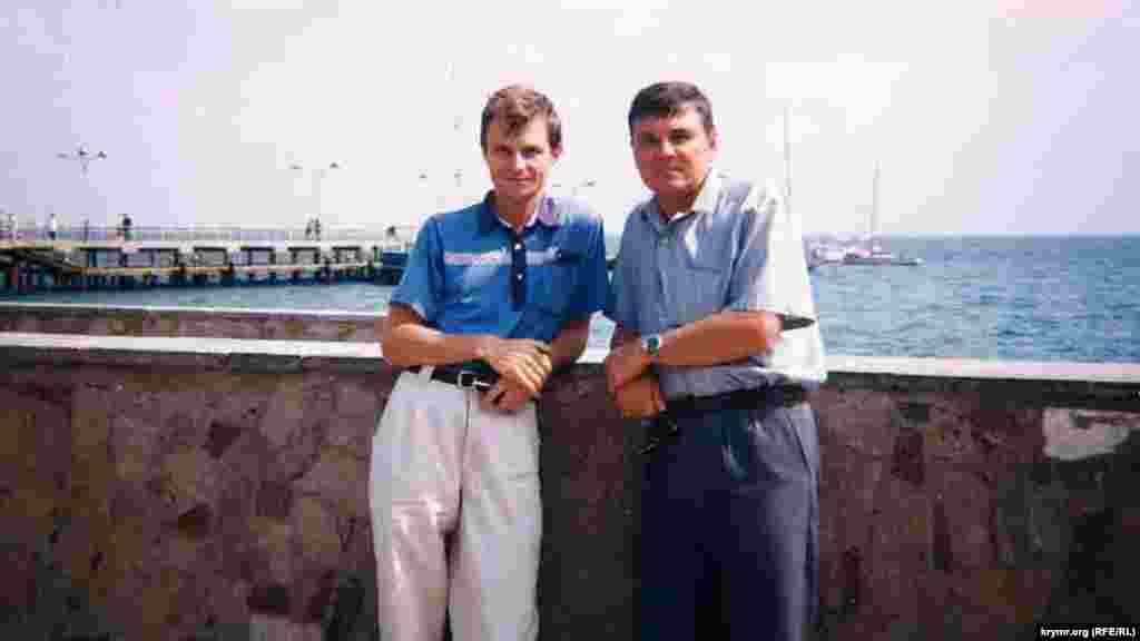 Владимир Дудка с братом Петром на набережной Евпатории, последний часто приезжал в Крым отдыхать. Начало 2000-х