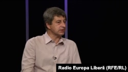 Eugeniu Rîbca în studioul Europei Libere la Chișinău