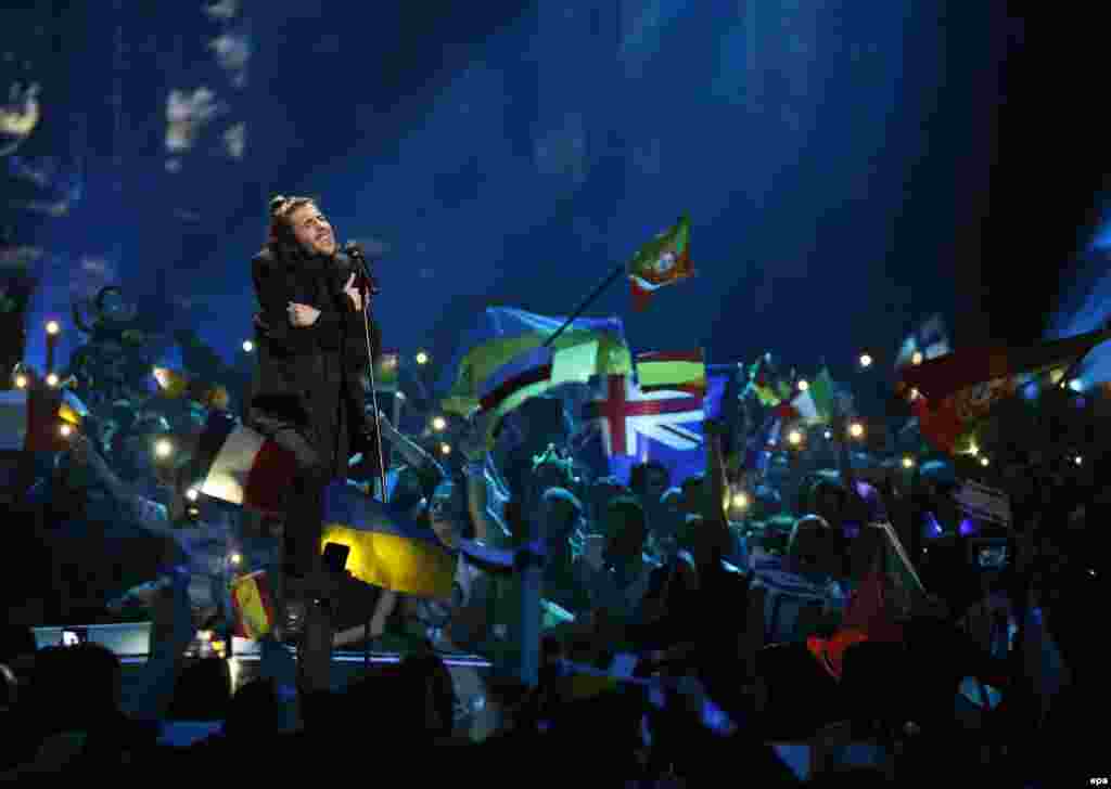 Переможець &laquo;Євробачення-2017&raquo; Салвадор Собрал із Португалії під час фінального виступу із піснею Amar pelos dois (&laquo;Кохання для двох&raquo;). Київ, 14 травня 2017 року БІЛЬШЕ ПРО ЦЕ