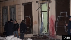 Одесская полиция осматривает центр Евромайдана и помощи бойцам АТО, пострадавший от взрыва