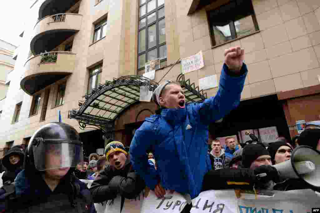 Акція протесту біля посольства Туреччини. 25 листопада 2015 року