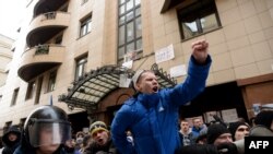 Protesters hold placards and shout slogans in front of the Turkish Embassy in Moscow on November 25.