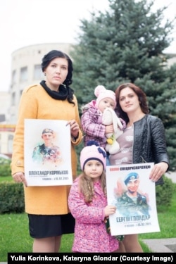 Юлія Корінькова і Катерина Глондар із дітьми на мітингу у 2017 році