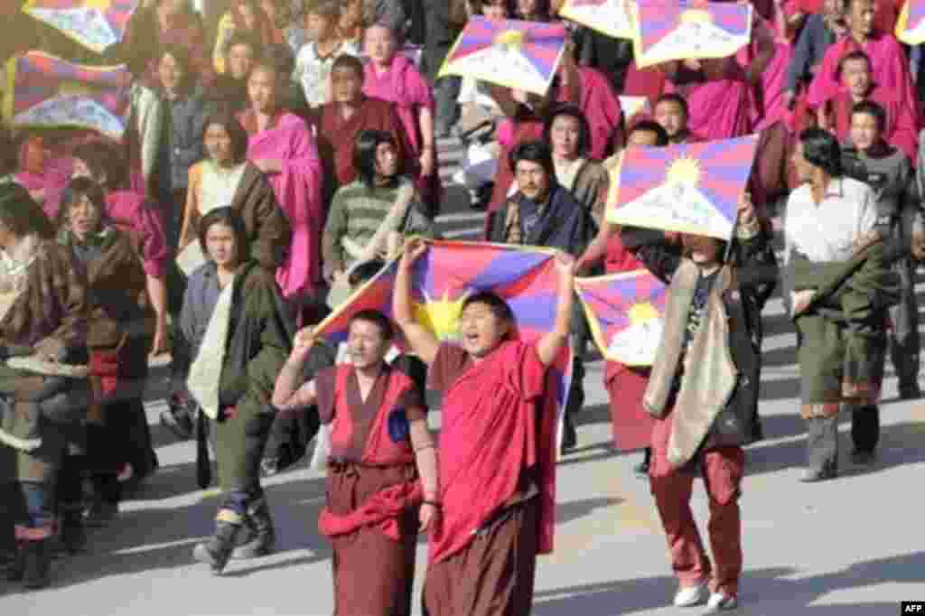 Демонстрация буддистских монахов в китайской провинции Ганьсу.