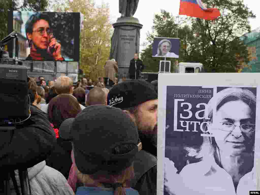 Russia -- People hold a demonstration to commemorate the third anniversary of Anna Politkovskaya's killing, Moscow, 07Oct2009 - Russia -- People hold a demonstration to commemorate the third anniversary of Anna Politkovskaya's killing, Moscow, 07Oct2009