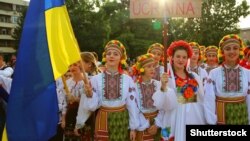 Українська група дівчат на Міжнародному фестивалі фольклору «Золота рибка». Румунія, місто Тульча, 8 серпня 2016 року