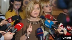 Украина Жоғарғы Радасының бірінші вице-спикері Ирина Геращенко журналистерге сұхбат беріп тұр. 