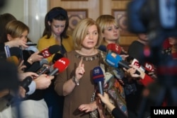 Перший заступник голови Верховної Ради України Ірина Геращенко відповідає на запитання журналістів в кулуарах парламенту. Київ, 16 листопада 2017 року