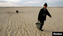 Most of Karakalpakstan is desert and areas of the northwestern part are an environmental disaster area due to salinization caused by the desiccation of the Aral Sea. (file photo)