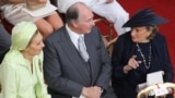 Monaco -- Former French president Jacques Chirac's wife Bernadette Chirac (R) speaks with Iran's Former Queen Farah Pahlavi (L) under the eyes of Prince Karim Aga Khan before the start of the religious wedding of Monaco Prince Albert II, 02Jul2012