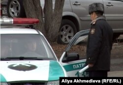 Сотрудники полиции возле здания военного суда. Талдыкорган, 12 ноября 2012 года.