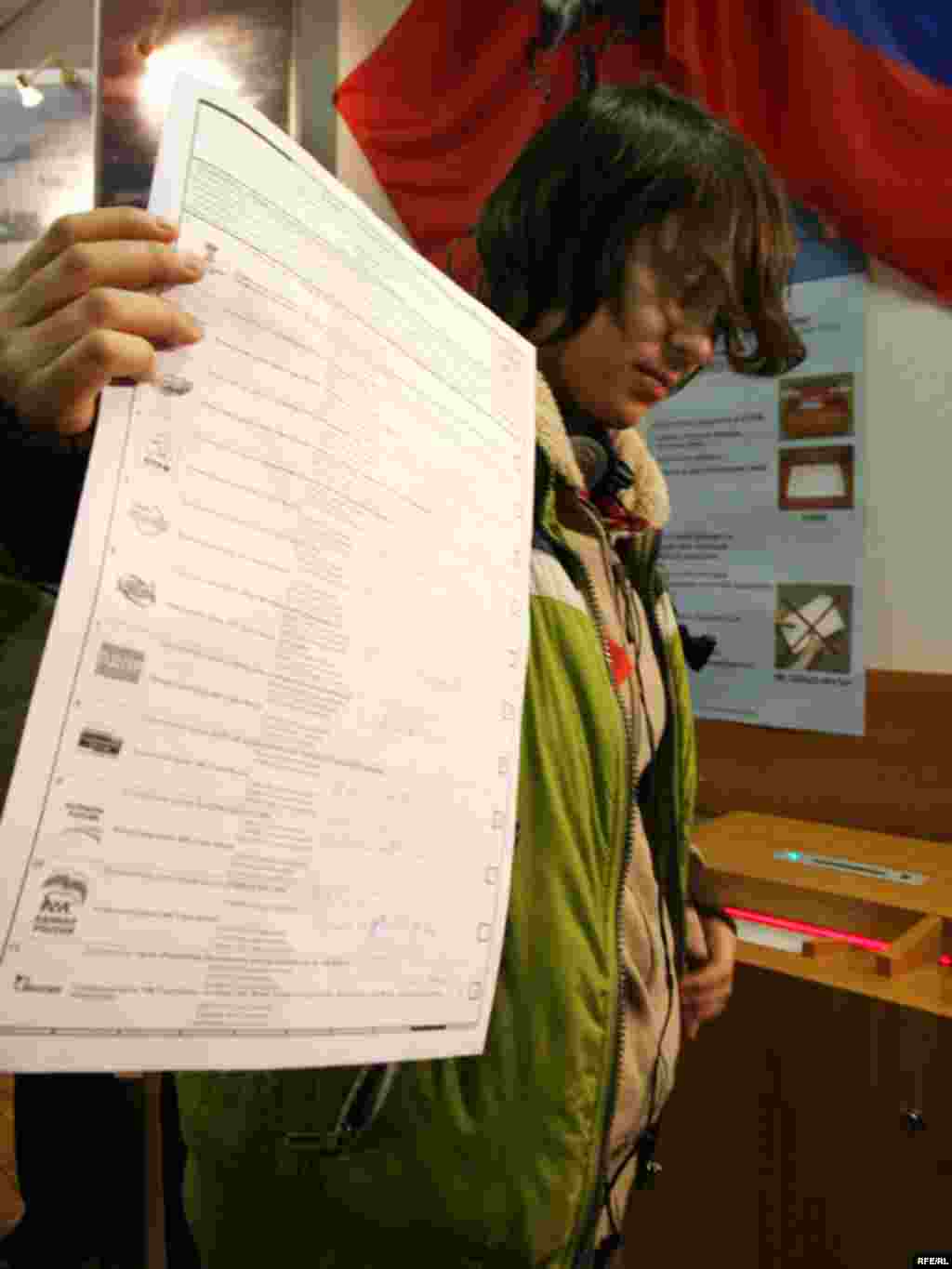 Член трансрадикальной партии с испорченным избирательным бюллетенем. Москва, 2 декабря 2007 года