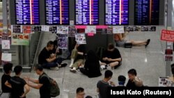 Հոնկոնգ - Ուղևորները և ցուցարարները օդանավակայանում, որտեղ չվերթները հետաձգվել են, 12-ը օգոստոսի, 2019թ․