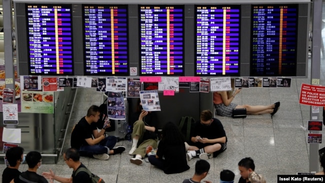 Protestuesit në Aeroportin e Hong Kongut