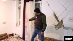 Իրան-Երկրաշարժի հետևանքով տան պատերին ճաքեր են հետևել