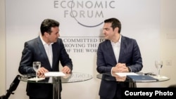 Kryeministri i Maqedonisë, Zoran Zaev dhe ai i Greqisë, Alexis Tsipras, gjatë një konference të përbashkët për media, në Davos të Zvicrës 