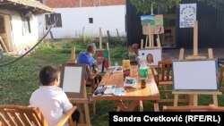 Deca iz srpske, albanske i romske zajednice izrazila želju da pohađaju školu slikanja u kojoj časove drži samouki slikar Bajram Mehmeti
