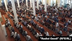 Душанбедаги масжидлардан бирида намоз ўқиётган одамлар.