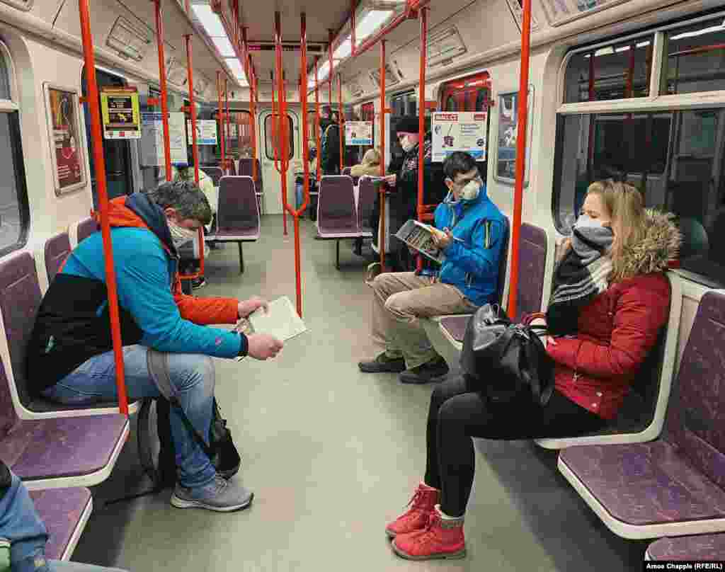 Вагон метро о 7:40 ранку 17 березня, на наступний день після того, як міська рада Праги оголосила, що люди повинні носити захисні маски під час поїздок у транспорті.