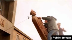 Protesters remove the statue of the Shah in Tehran University during the revolution in January 1978