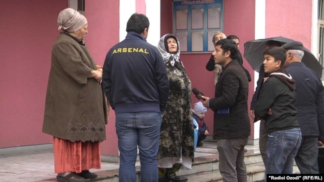 Родственники осужденных у здания суда города Душанбе