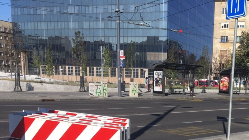 Zaposleni u javnom sektoru blokirali Trg Slavija u Beogradu