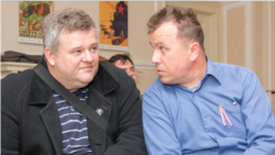 Жарко Йовановіч (л) разом з Їржі Черногорським на акції в Російському культурному центрі.