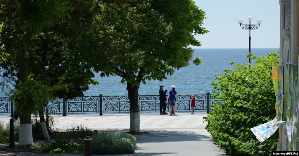 На городской набережной