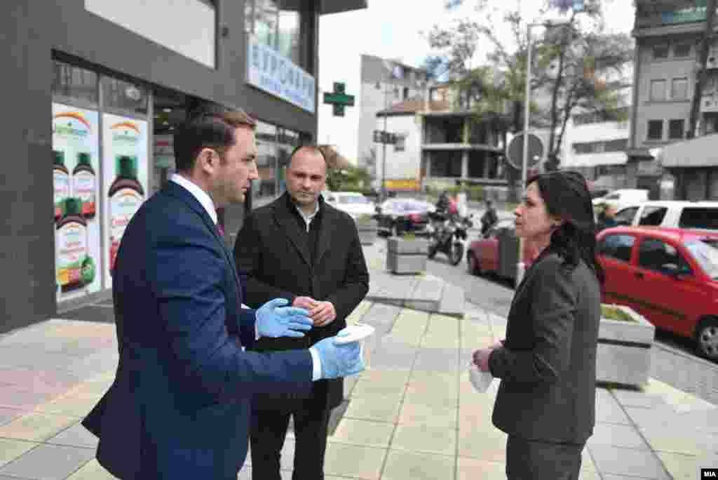 МАКЕДОНИЈА - Националниот координатор за распределба на странска помош, вицепремиерот Бујар Османи, и министерот за здравство, Венко Филипче, денеска, во присуство на амбасадорката на САД во земјава, Кејт Мари Брнс, ја примија донацијата од САД за нашата земја, која се состои од заштитна медицинска опрема за борба против ковид-19 во вредност од еден милион долари.