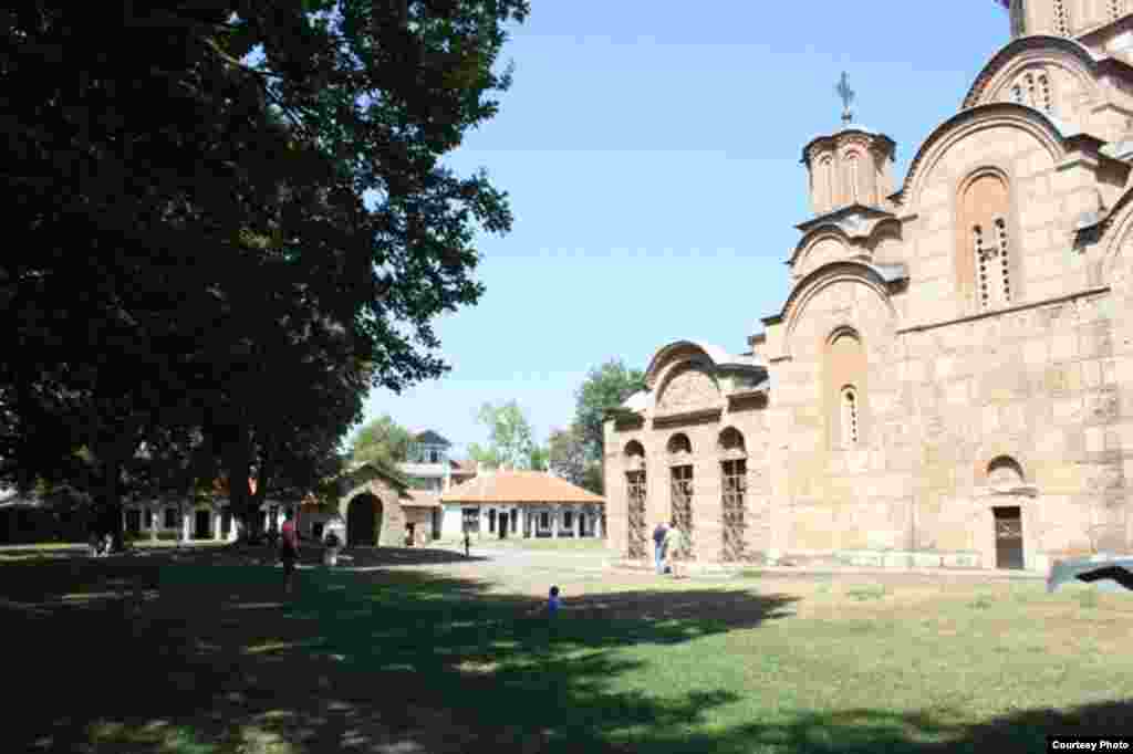 Manastirin e Graçanicës e vizitojnë edhe turistët nga vendet tjera...