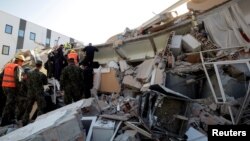 Рятувальники біля зруйнованої землетрусом будівлі в Дурресі, Албанія, 26 листопада 2019 року