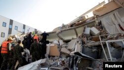 Рятувальники біля зруйнованої землетрусом будівлі в Дурресі, Албанія, 26 листопада 2019 року