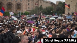 Nikol Pashinian baş nazir seçiləndən sonra Yerevanın mərkəzi, 8 may, 2018-ci il