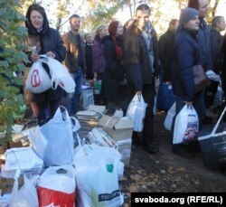 Чарга па кедры была настолькі доўгай, што людзі не зьмяшчаліся ў двары і мусілі выходзіць на праезную частку