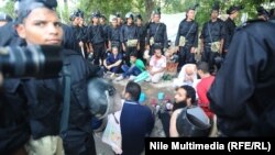 القوات الأمنية والمعتصمون في ساحة النهضة