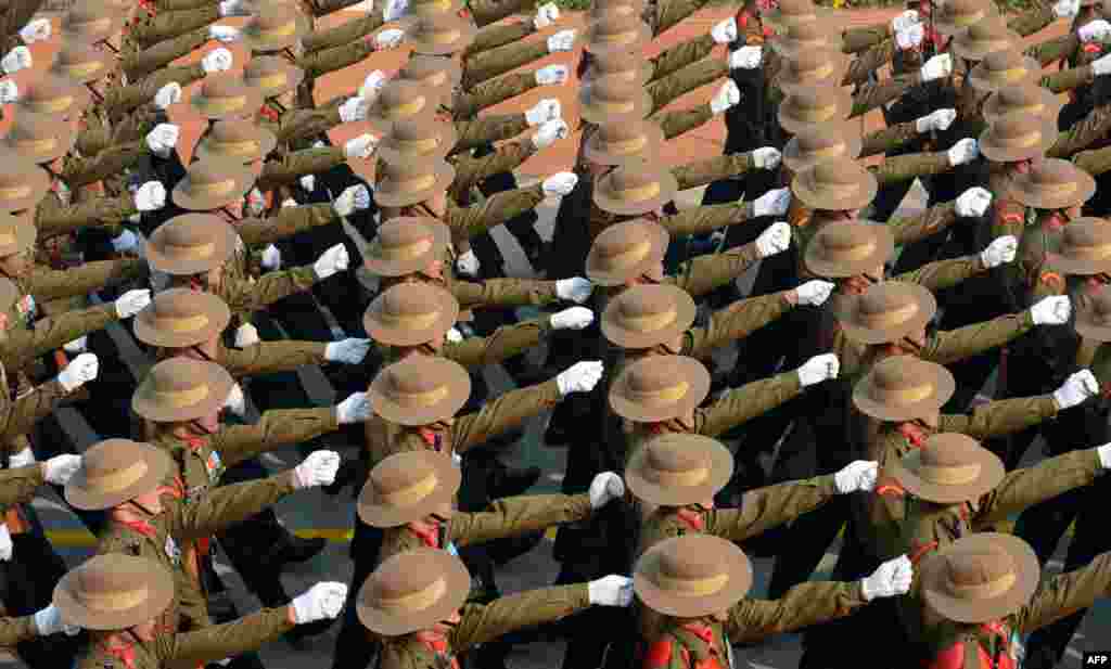 Indian soldiers march during a final full dress rehearsal for the Indian Republic Day parade in New Delhi. (AFP/Raveendran)