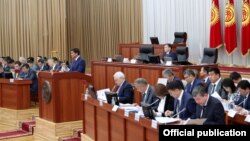 Правительство во главе с премьер-министром Мухаммедкалыем Абылгазиевым в парламенте. 14 июня 2018 года.