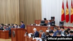 Правительство Кыргызстана во главе с премьер-министром Мухаммедкалыем Абылгазиевым в парламенте. 14 июня 2018 года.