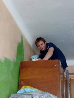 Юрий Изотов ремонтирует квартиру в Луганской области