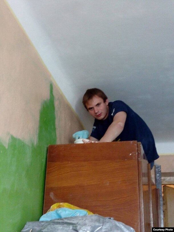 Юрій Ізотов ремонтує квартиру в Сєверодонецьку