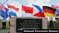 La Memorialul victimelor în satul Hrabove din regiunea Donețk