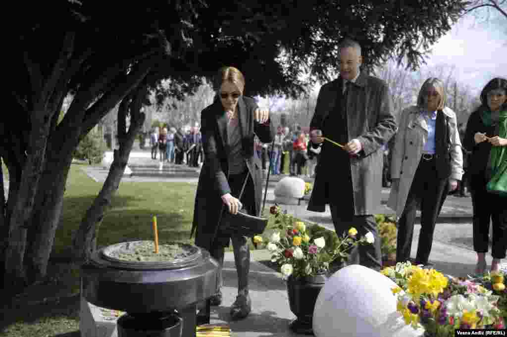 Porodica i prijatelji na grobu Zorana Đinđića u Aleji zaslužnih građana u Beogradu