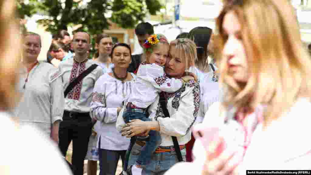 Падчас маршу ўдзельнікі сьпявалі народныя ўкраінскія песьні, танчылі.