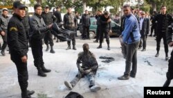 شاب احرق نفسه في شارع رئيسي في تونس في عام 2013