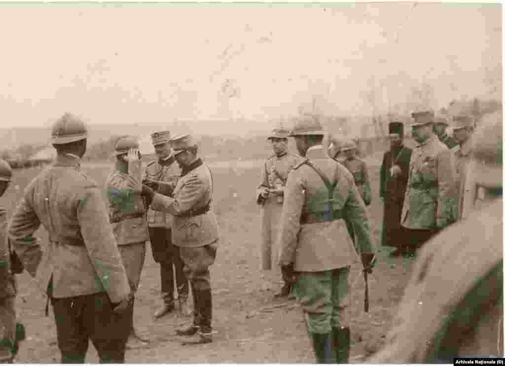 Regele Ferdinand decorează soldați pe linia frontului din Moldova în 1917 